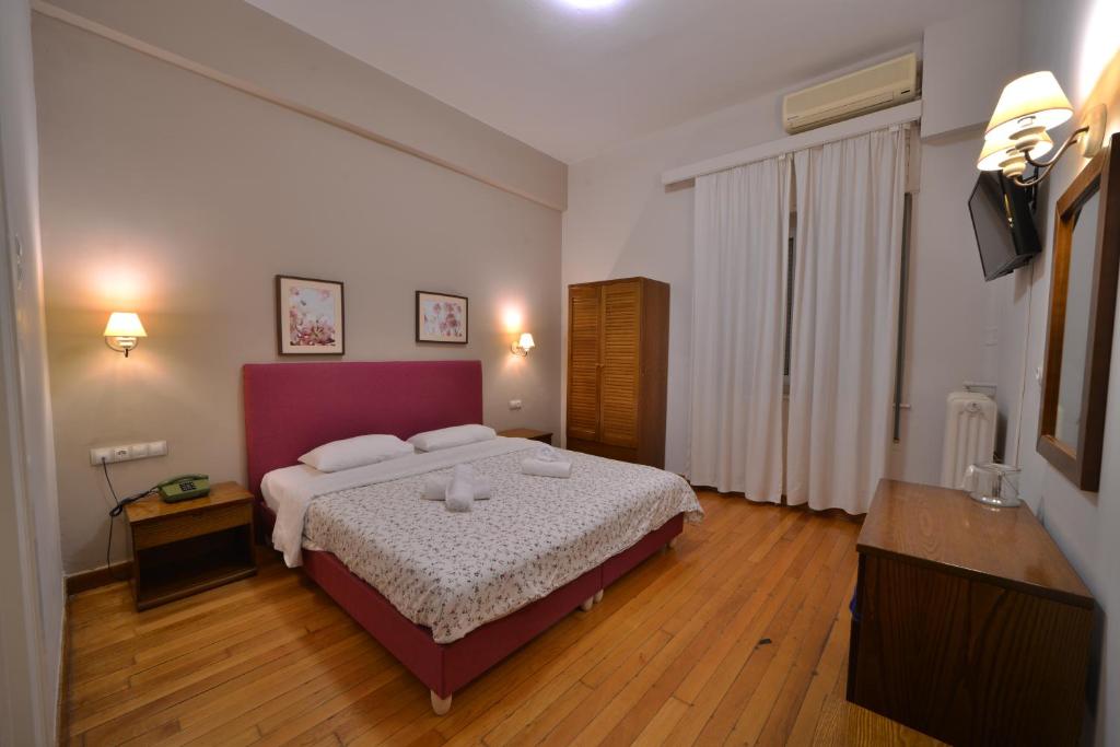 Postel nebo postele na pokoji v ubytování Vassilikon Hotel