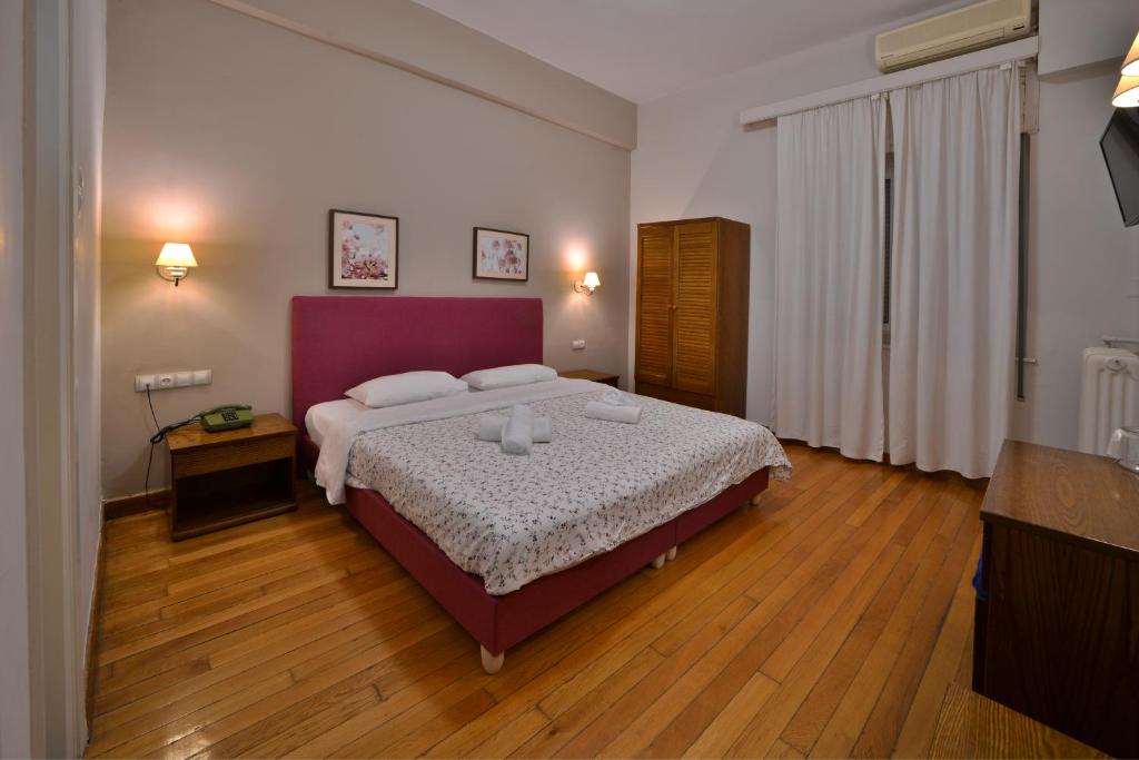 Postel nebo postele na pokoji v ubytování Vassilikon Hotel