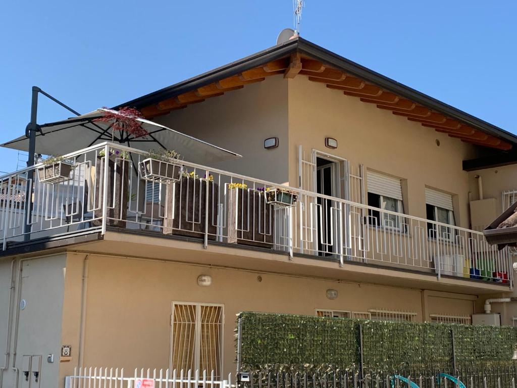 un edificio con balcone e tavola da surf di Casa Miki a Sarnico