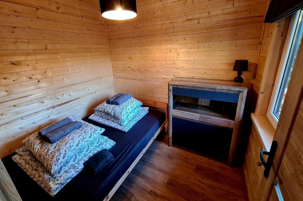 Postel nebo postele na pokoji v ubytování DOMKI We MGLE - Borsk