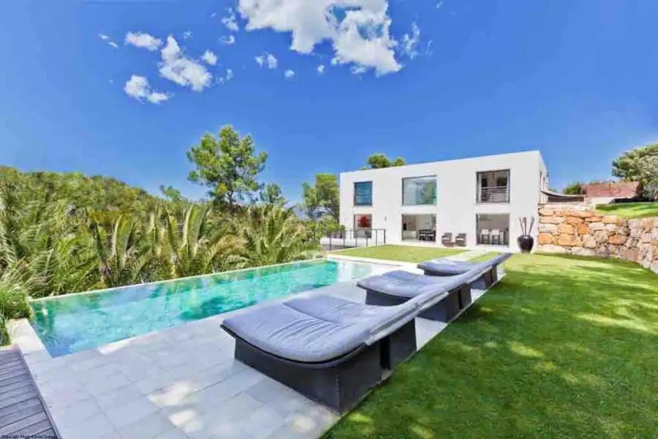 une cour arrière avec une piscine et une maison dans l'établissement 9m of center, Cannes high luxe Villa Mila 6bdrooms heated pool Sauna cinema fitness, à Vallauris