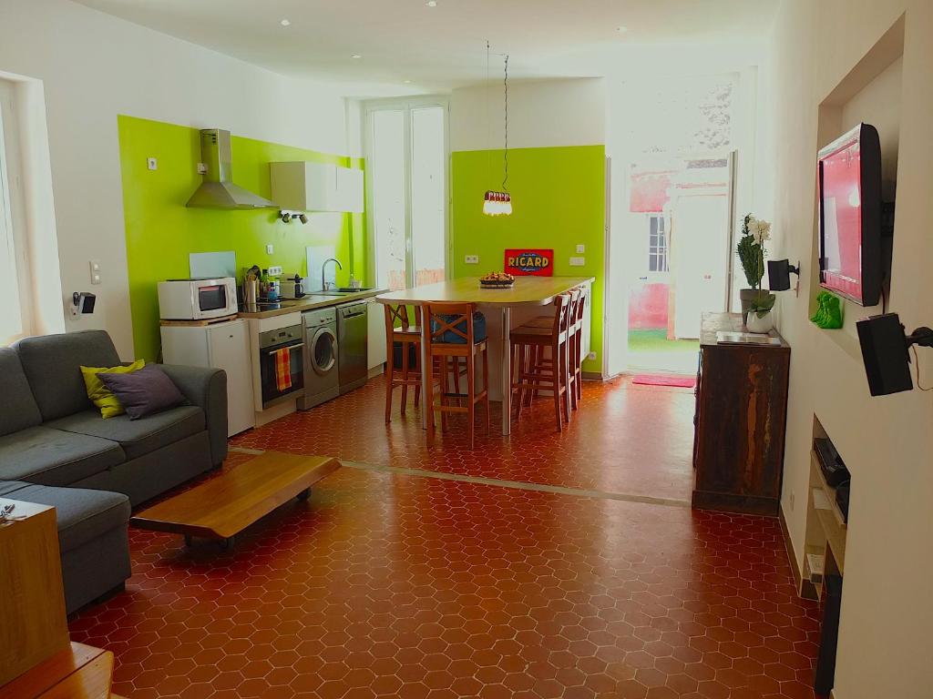 Loft provençal في ساليرنيس: غرفة معيشة مع أريكة وطاولة