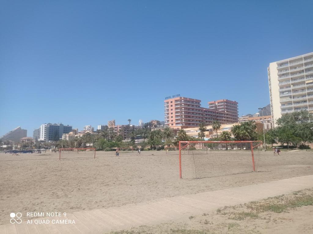 plaża z siatkami siatkowymi w piasku i budynkach w obiekcie Estudio Benalmádena Costa w mieście Benalmádena