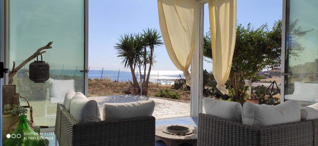 a living room with a view of the beach at Villa La Falesia in Realmonte