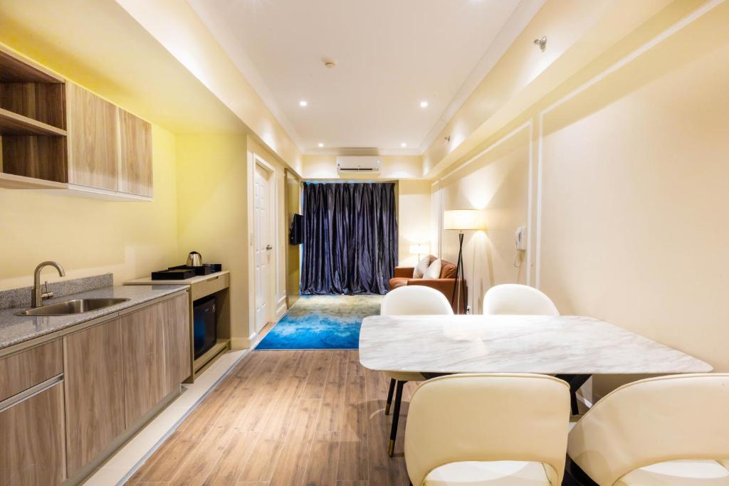 Kuchyň nebo kuchyňský kout v ubytování Noble Cebu Hotel