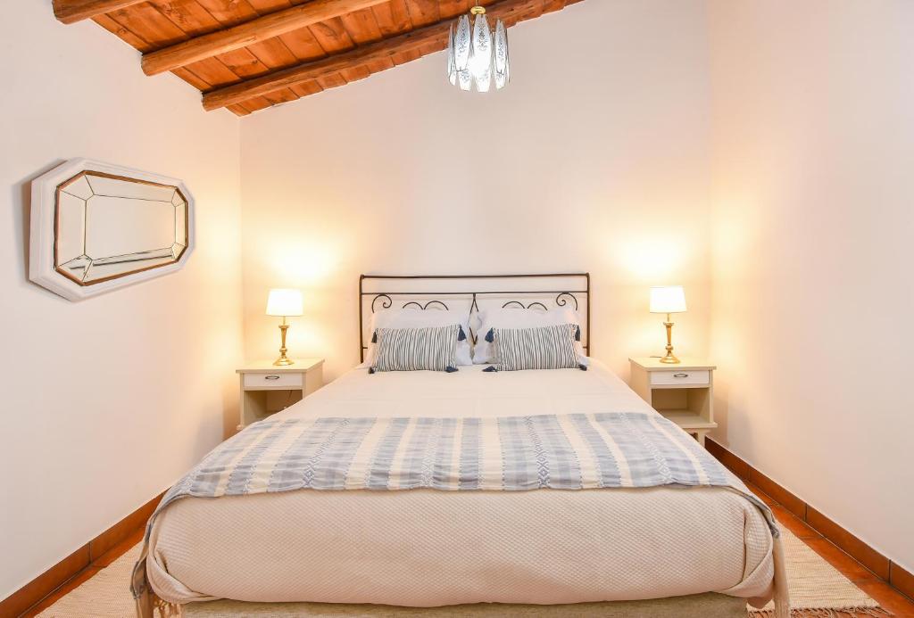 - une chambre avec un grand lit et 2 tables de chevet dans l'établissement CASA DA ALDEIA II, à Alcaria Ruiva
