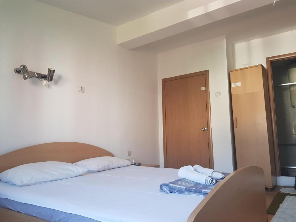 ein Schlafzimmer mit einem Bett mit zwei Kissen darauf in der Unterkunft Hostel Mlin Balkan in Skopje