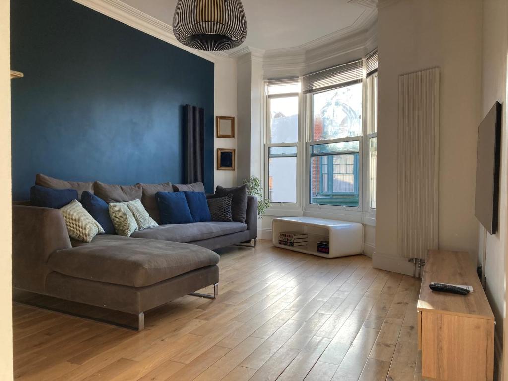 The Clocktower Apartment - Modern 2 bed apartment, Southsea with parking - sleeps 4