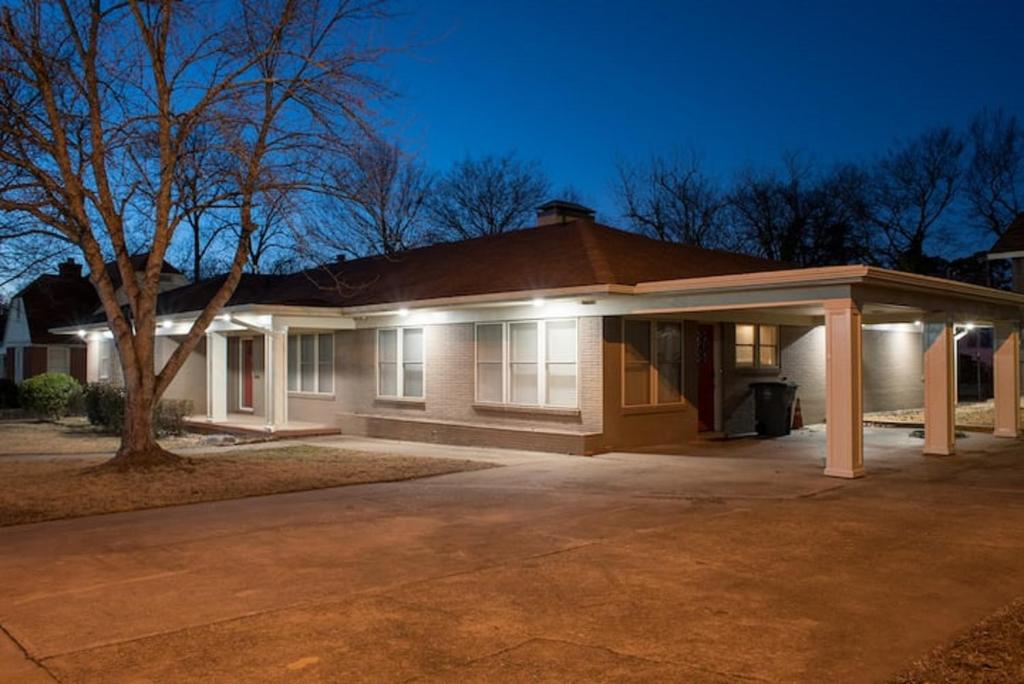Oakwood Manor - Steps to Oaklawn, minutes to Downtown, Lakes, More - Casa De Cinco Dormitorios