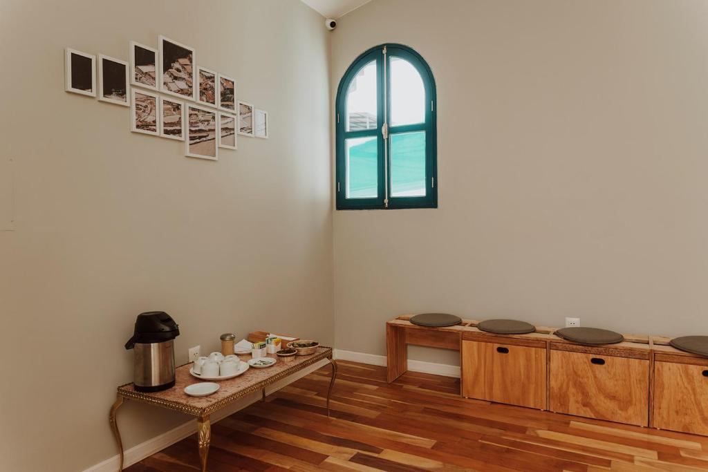 Příslušenství pro přípravu čaje a kávy v ubytování Kokoa Hotel Cusco