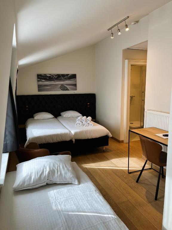 Rúm í herbergi á Hotel Le Parisien