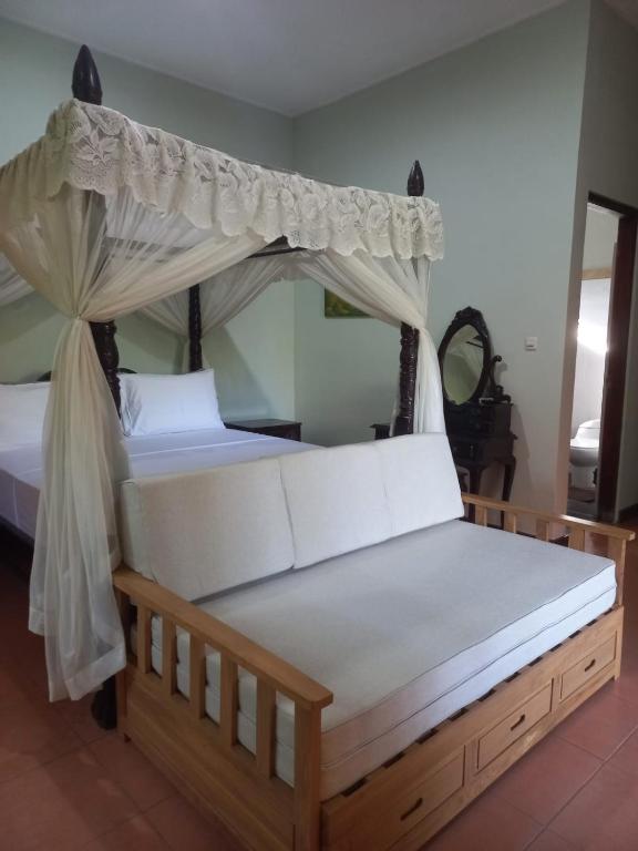 Postel nebo postele na pokoji v ubytování Bali North Beach B&B