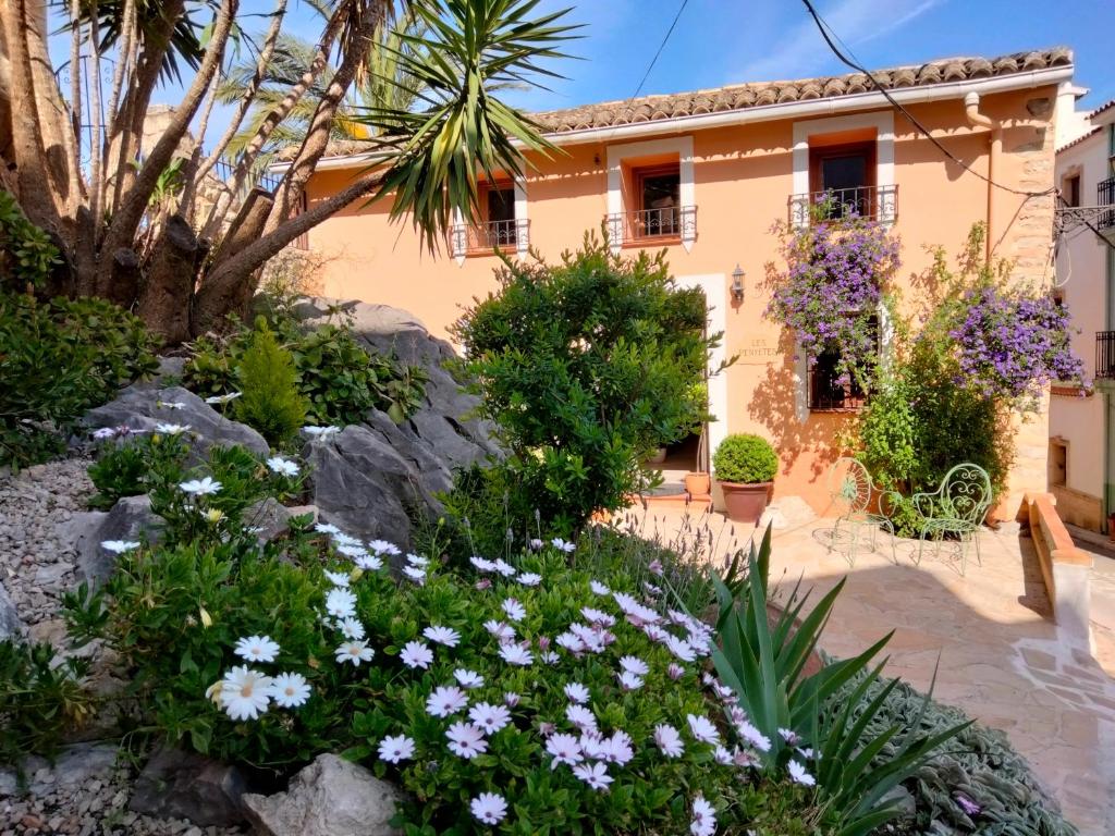 um jardim em frente a uma casa com flores em Les Penyetes Boutique Bed and Breakfast em Campell