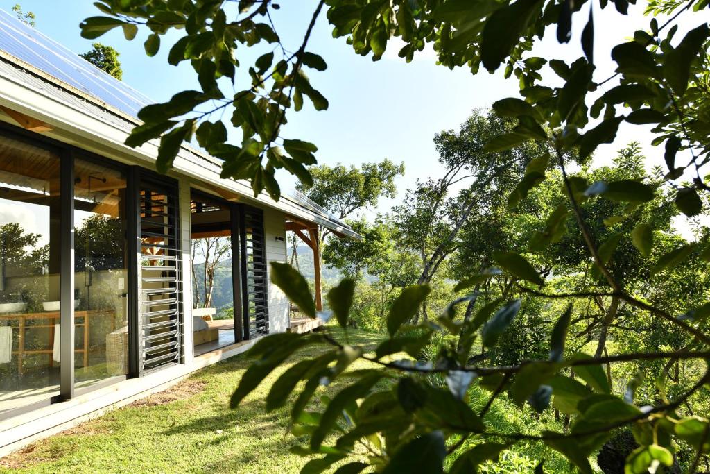 Zahrada ubytování ChamGaia off-grid eco-villa
