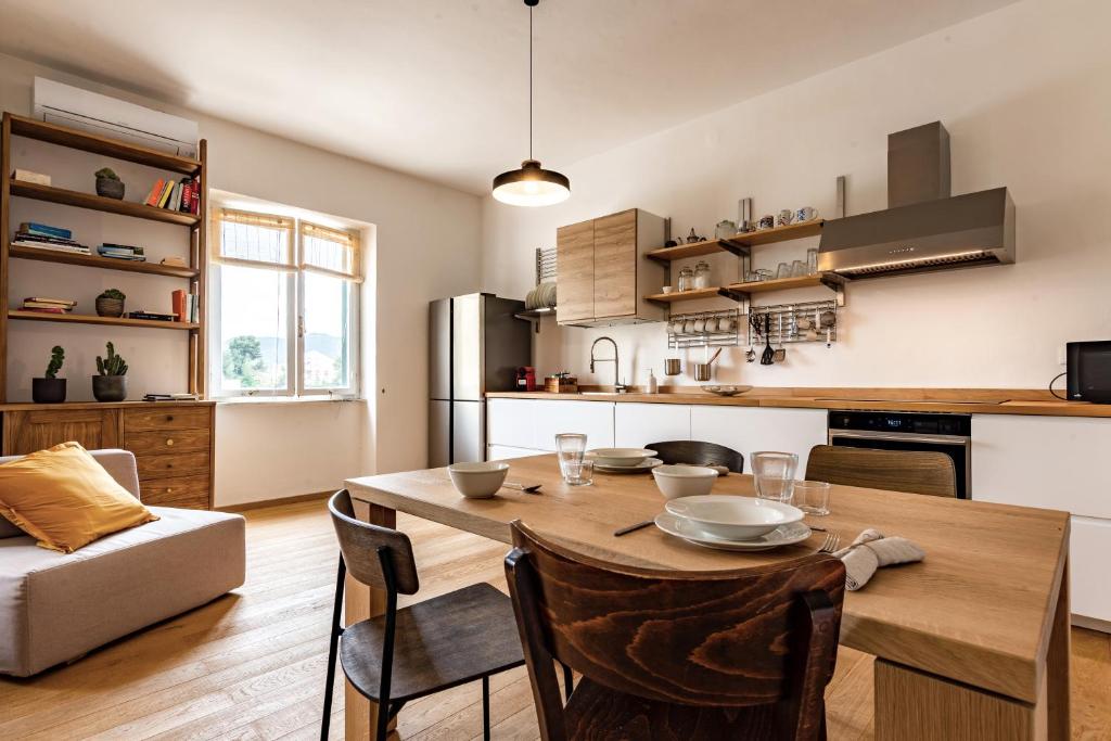 - une cuisine et une salle à manger avec une table et des chaises dans l'établissement La Ganza suite apartment Visit the most charming sea of Tuscany, à Portoferraio