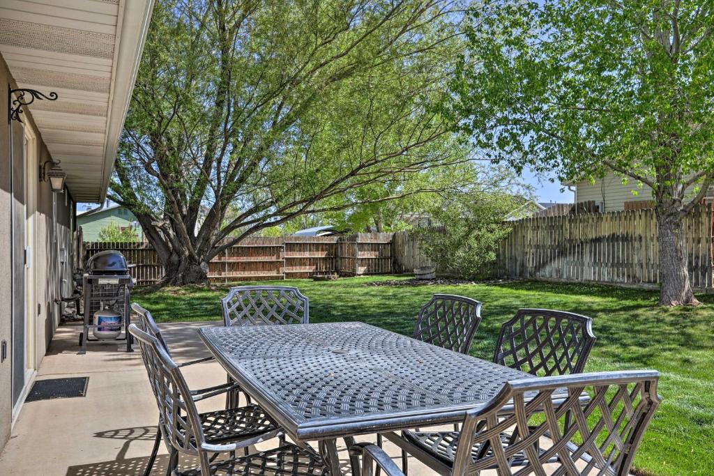 een patio met een tafel en stoelen in een tuin bij Family-Friendly Cedar City Home Yard and Grill in Cedar City