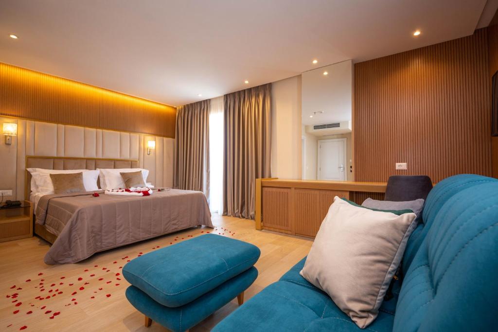 une chambre d'hôtel avec un lit et un canapé dans l'établissement Merar Hotel, à Golem