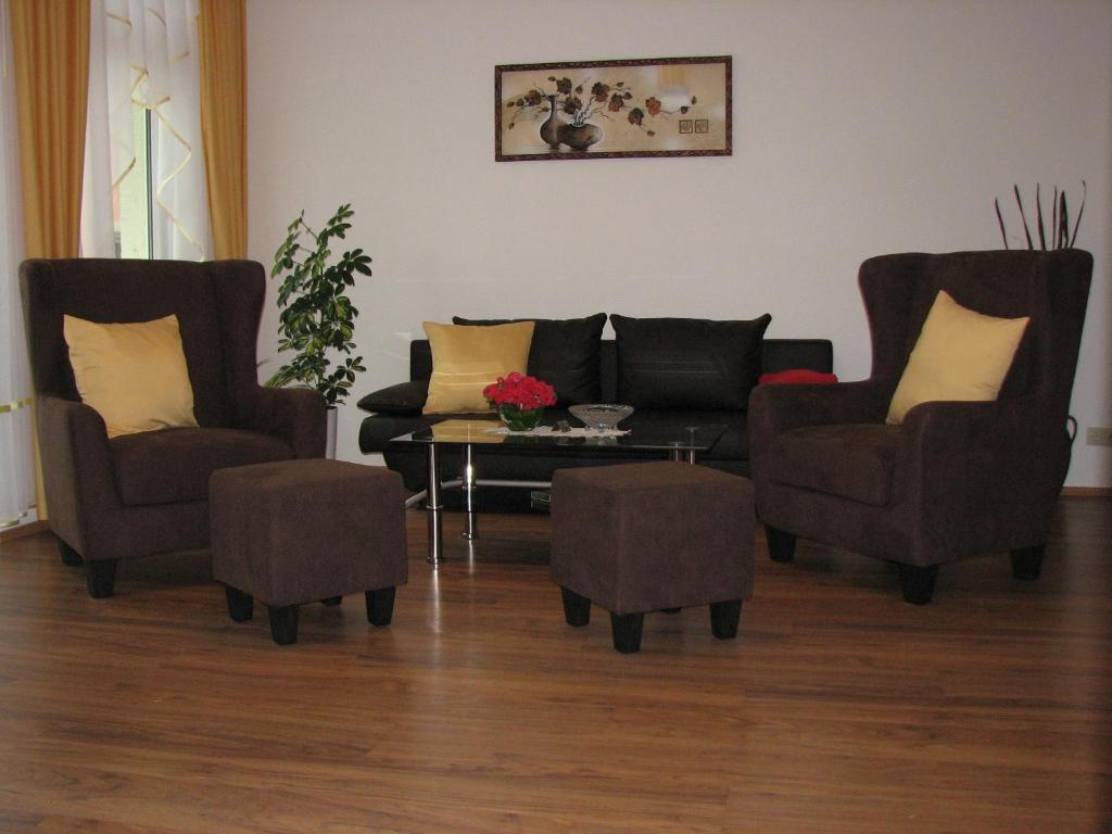 sala de estar con 2 sillas, sofá y mesa en Ferienwohnung Zirkelstein, en Bad Schandau