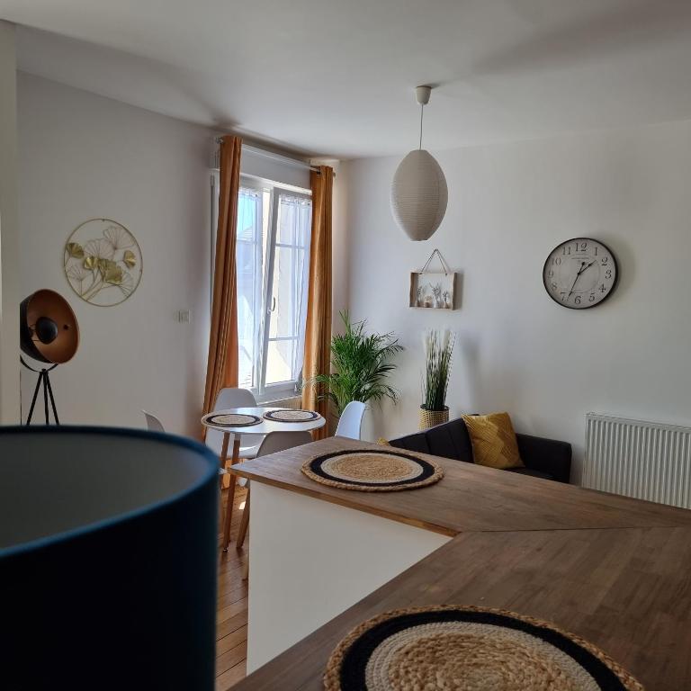 - un salon avec une table en bois dans l'établissement Chez Fifi - Hyper centre à 200 m de la cathédrale, à Reims
