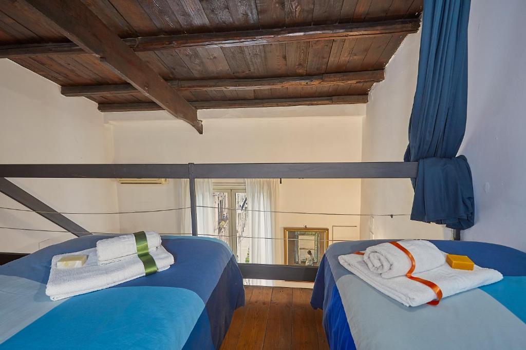 パレルモにあるCasuzza al Politeamaのベッドルーム1室(ベッド2台、タオル付)