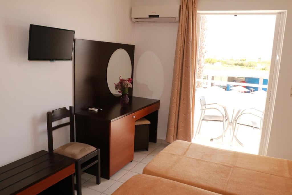 TV a/nebo společenská místnost v ubytování Corali Hotel