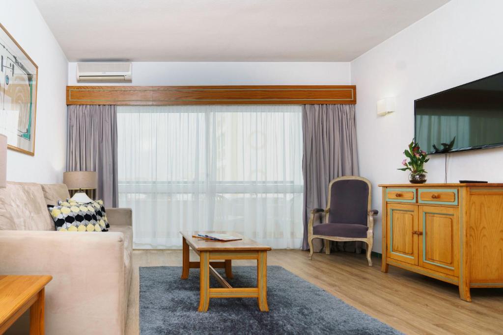 TV a/nebo společenská místnost v ubytování Luna Hotel da Oura