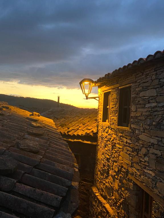 een stenen gebouw met een licht erop bij Casa da Carolina in Lousã