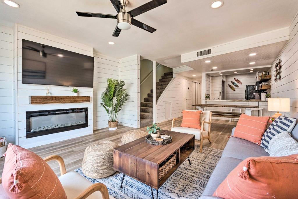 a living room with a couch and a table at Chic Fort Walton Condo about 2 Blocks to Beach! in Fort Walton Beach