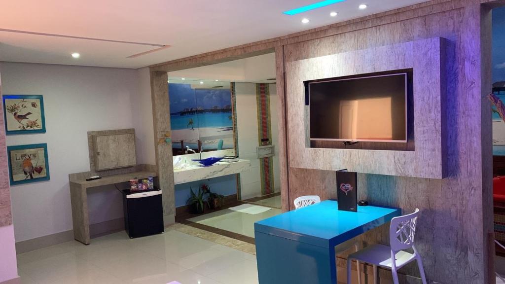 Uma TV ou centro de entretenimento em Motel Luxury