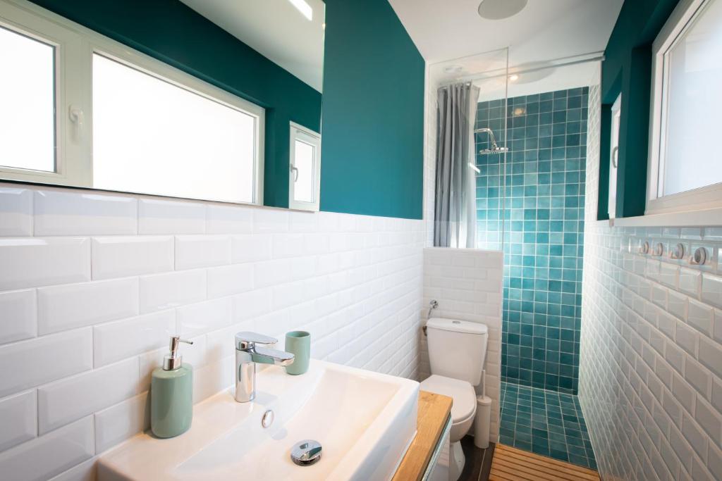 Le Red St Léon : Lit Queen Size * WIFI * Idéal Couple - 11