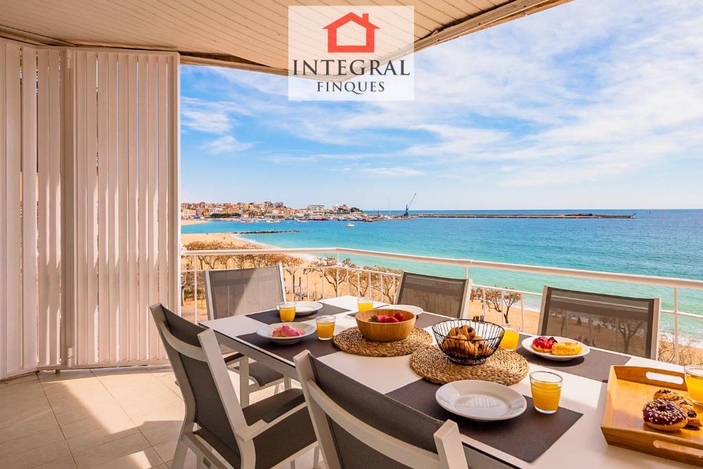 a dining table with a view of the ocean at Atlantis Palamós Home in Palamós