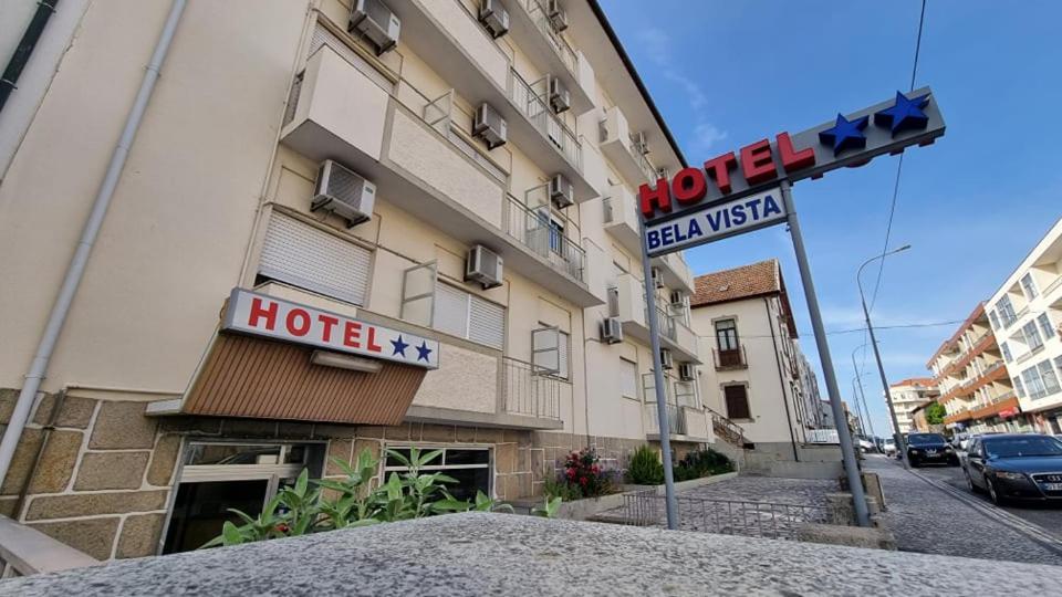 um sinal de hotel em frente a um edifício em Hotel Bela Vista em Viseu