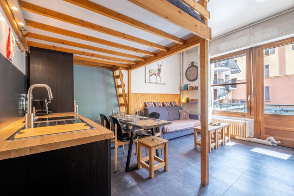 Cosy 40m with balcony in the heart of CHAMONIX