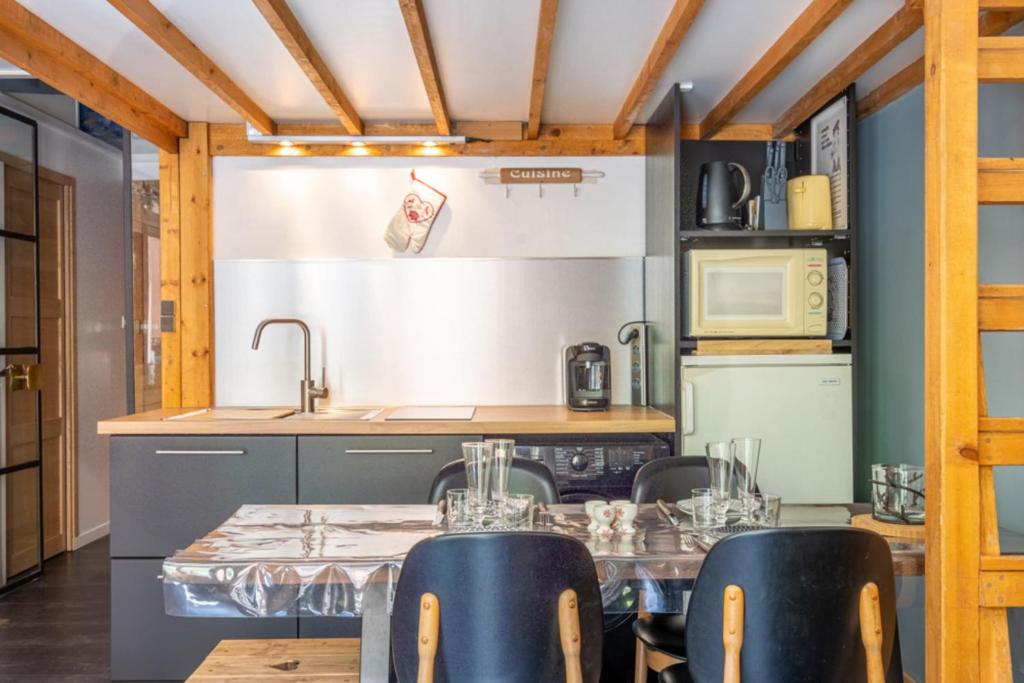 Kuchyňa alebo kuchynka v ubytovaní Cosy 40m With Balcony In The Heart Of Chamonix