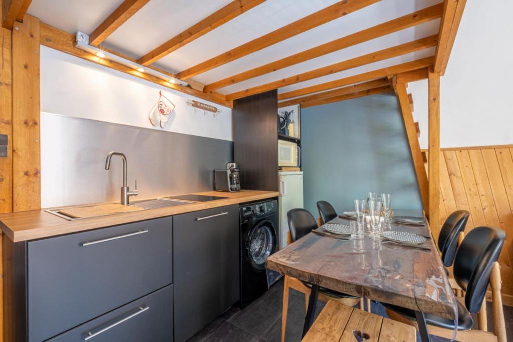 Kuchyňa alebo kuchynka v ubytovaní Cosy 40m With Balcony In The Heart Of Chamonix