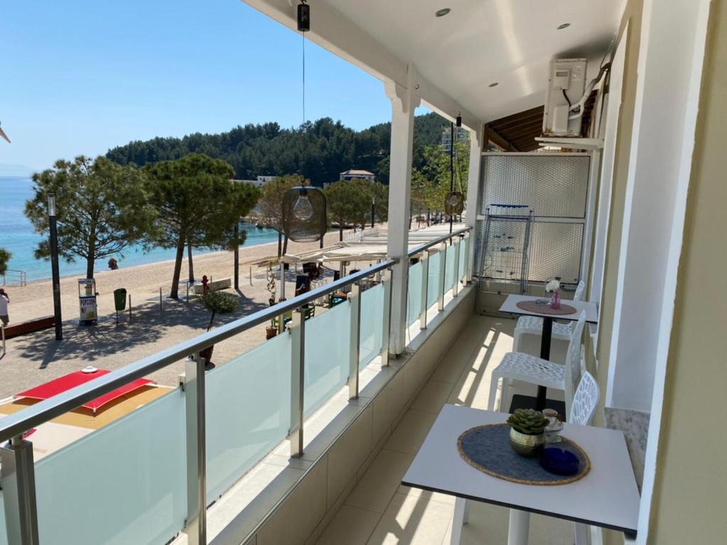 balcón con vistas a la playa en Spile Rooms Lukas, en Himare