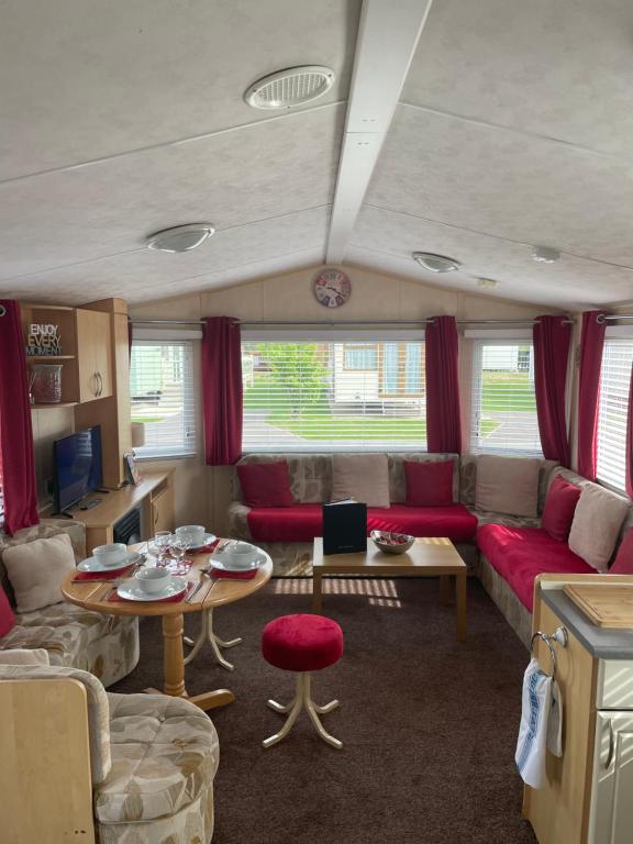 Posezení v ubytování Calypso Hot Tub Breaks Tattershall Lakes Pet Friendly