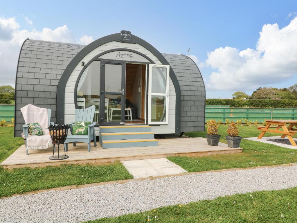 a small dome house with a deck and a bench at Buttercup in Hull