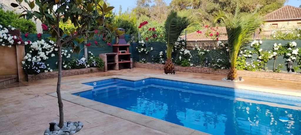 Bazén v ubytování Casa Entre Rosales nebo v jeho okolí