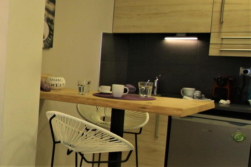 Kuchyňa alebo kuchynka v ubytovaní Aiolos Apartments Suites Ermou 64 Monastiraki Plaka 2nd Floor
