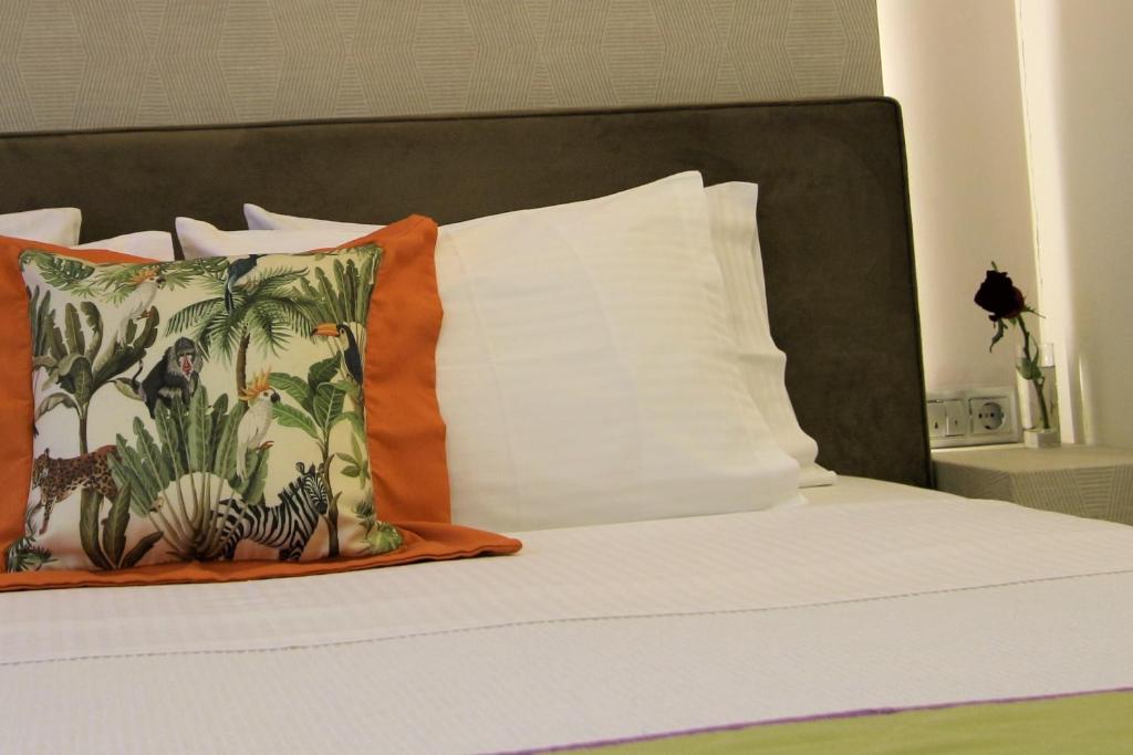 Posteľ alebo postele v izbe v ubytovaní Aiolos Apartments Suites Ermou 64 Monastiraki Plaka 2nd Floor