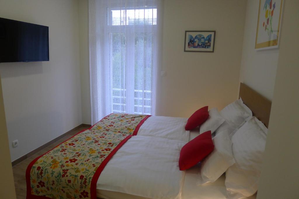 Postel nebo postele na pokoji v ubytování Split Centre Zlatan Rooms&Studio