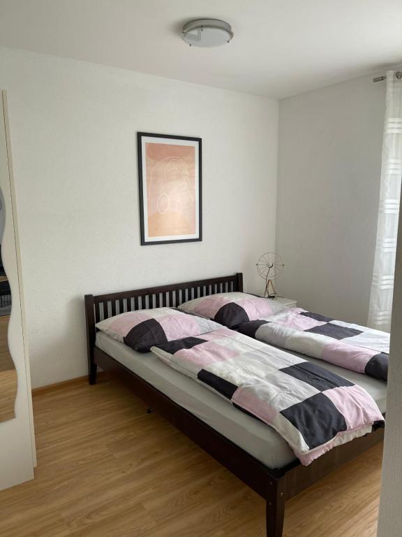 1 dormitorio con 2 camas y una foto en la pared en Casa Blanca am Herzzentrum Lahr, en Lahr