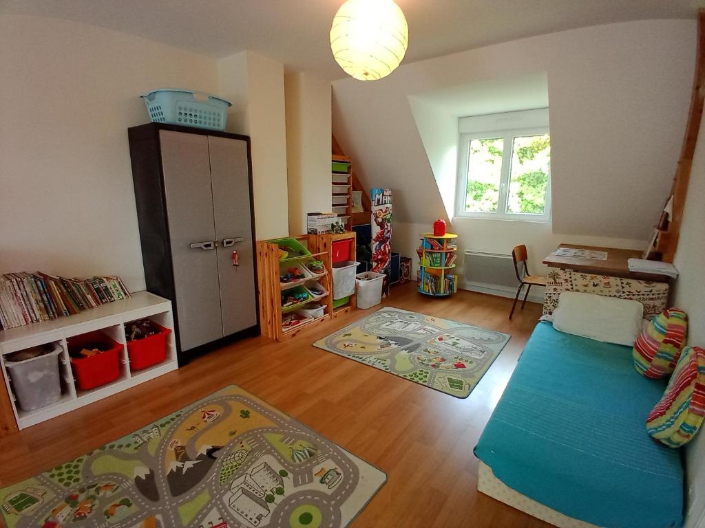 ein Wohnzimmer mit einem Sofa und einem Tisch in der Unterkunft GITE FAMILIAL en baie du Mont S t Michel in Dragey