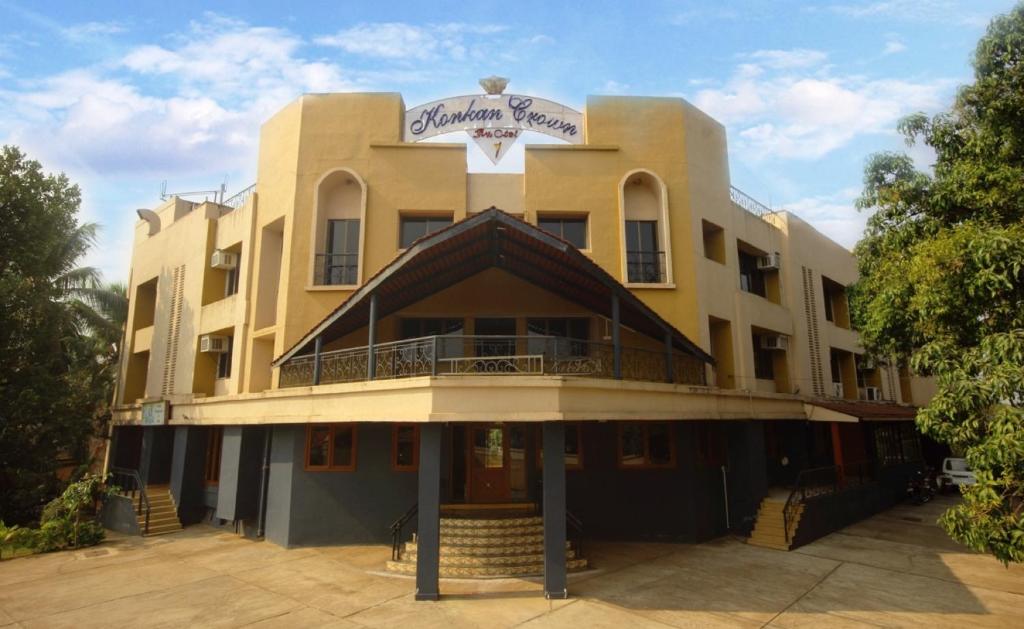 un edificio con un cartel encima en Konkan Crown Resort & Club en Sawantwadi