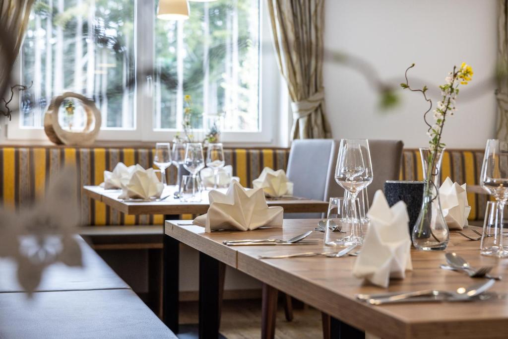 Reštaurácia alebo iné gastronomické zariadenie v ubytovaní Der Alpenblick