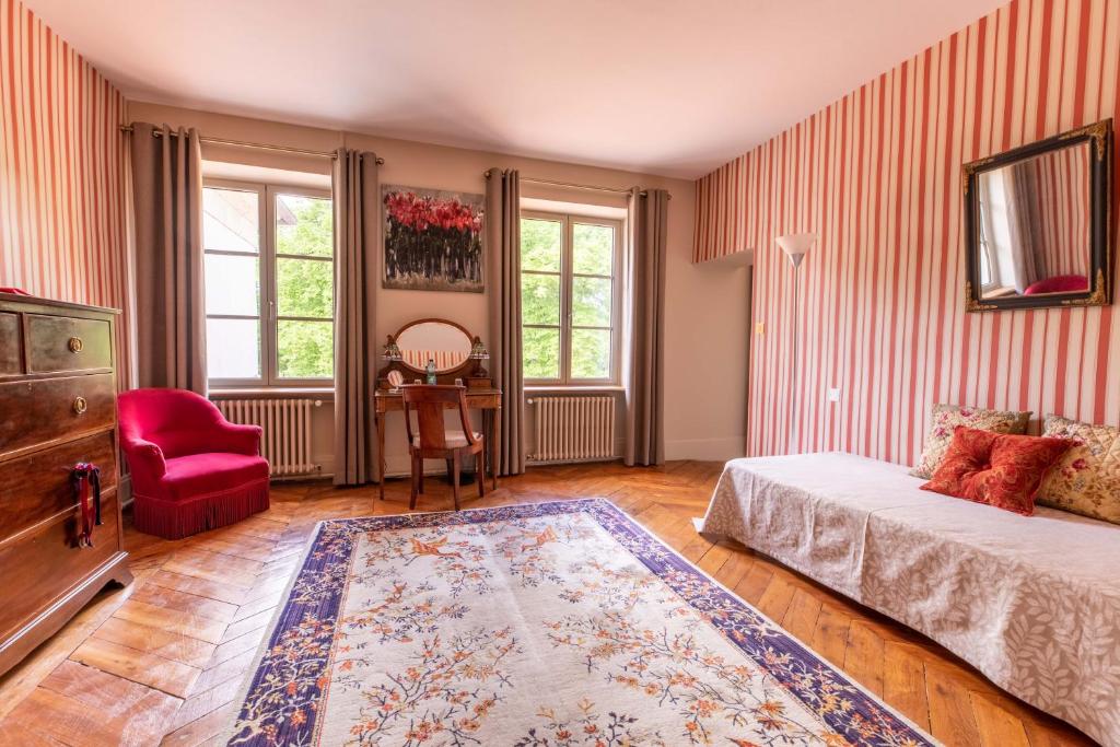 TV a/nebo společenská místnost v ubytování Château de Charmeil- Vichy chambres d'hôtes