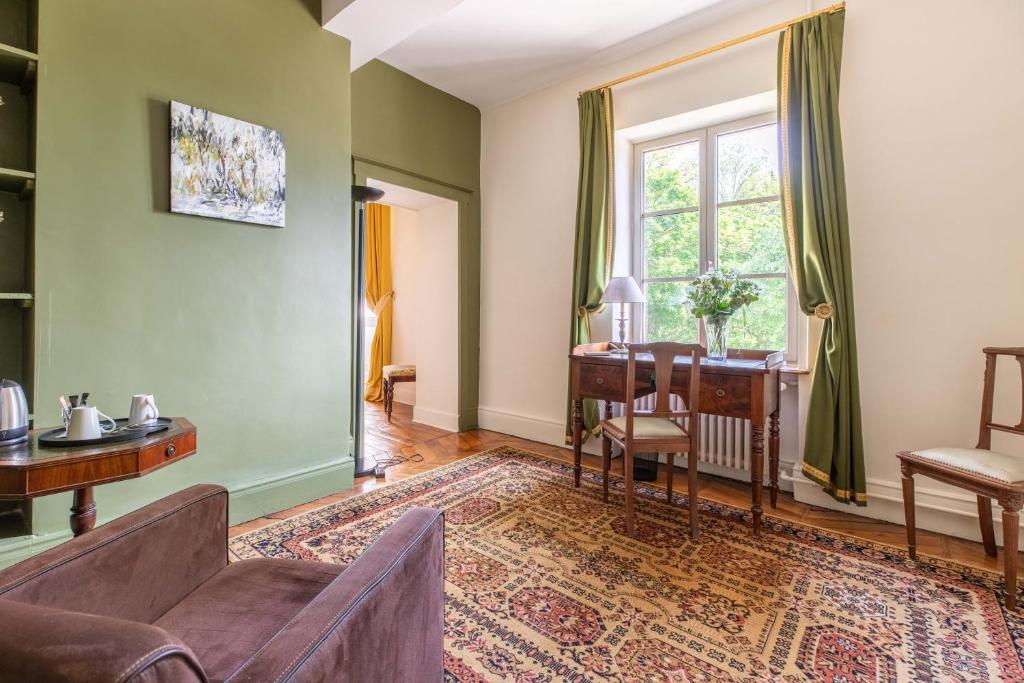 Posezení v ubytování Château de Charmeil- Vichy chambres d'hôtes
