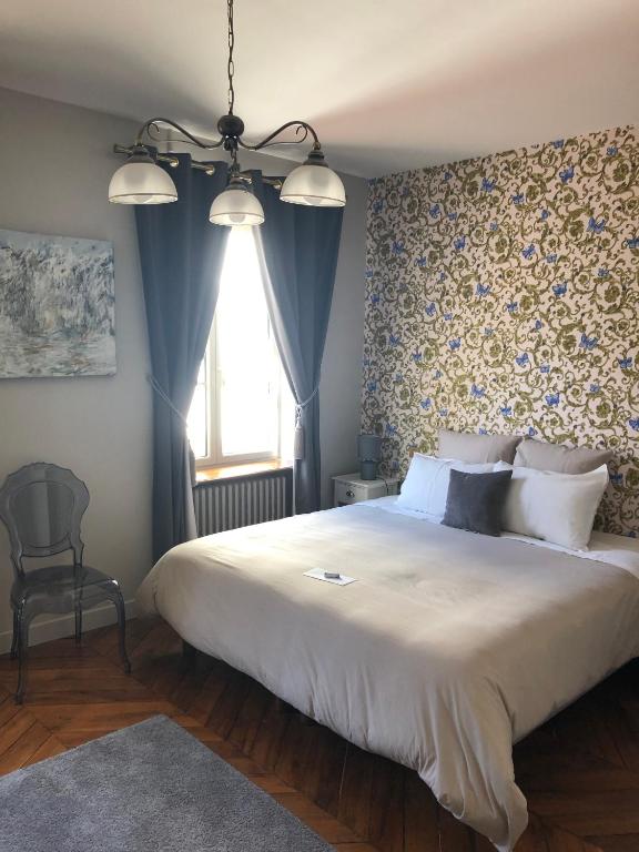 Postel nebo postele na pokoji v ubytování Château de Charmeil- Vichy chambres d'hôtes
