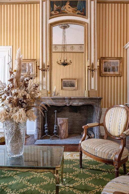 Posezení v ubytování Château de Charmeil- Vichy chambres d'hôtes